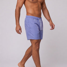 Short tactel masculino azul bebê Overbeach, vista lateral em movimento