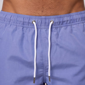 Detalhe do cós com elástico, cordão e ilhós do short azul bebê Overbeach
