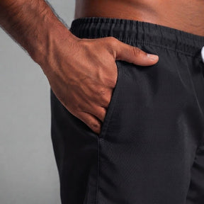 Detalhe do bolso lateral do short tactel preto Overbeach