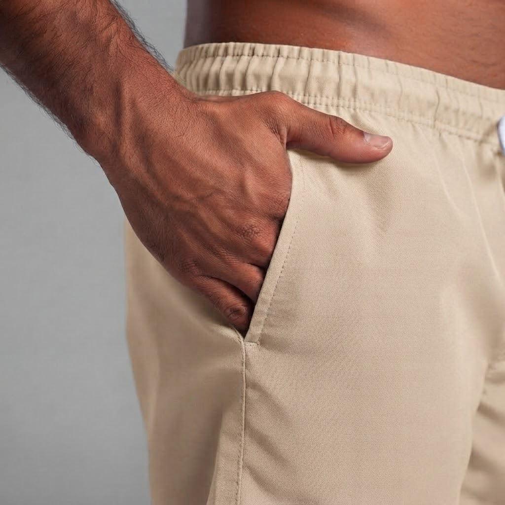 Detalhe do bolso lateral do short tactel bege Overbeach
