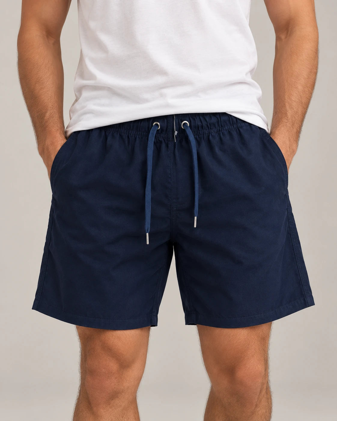 Short de linho masculino Overbeach azul marinho, vestido de frente com camiseta branca