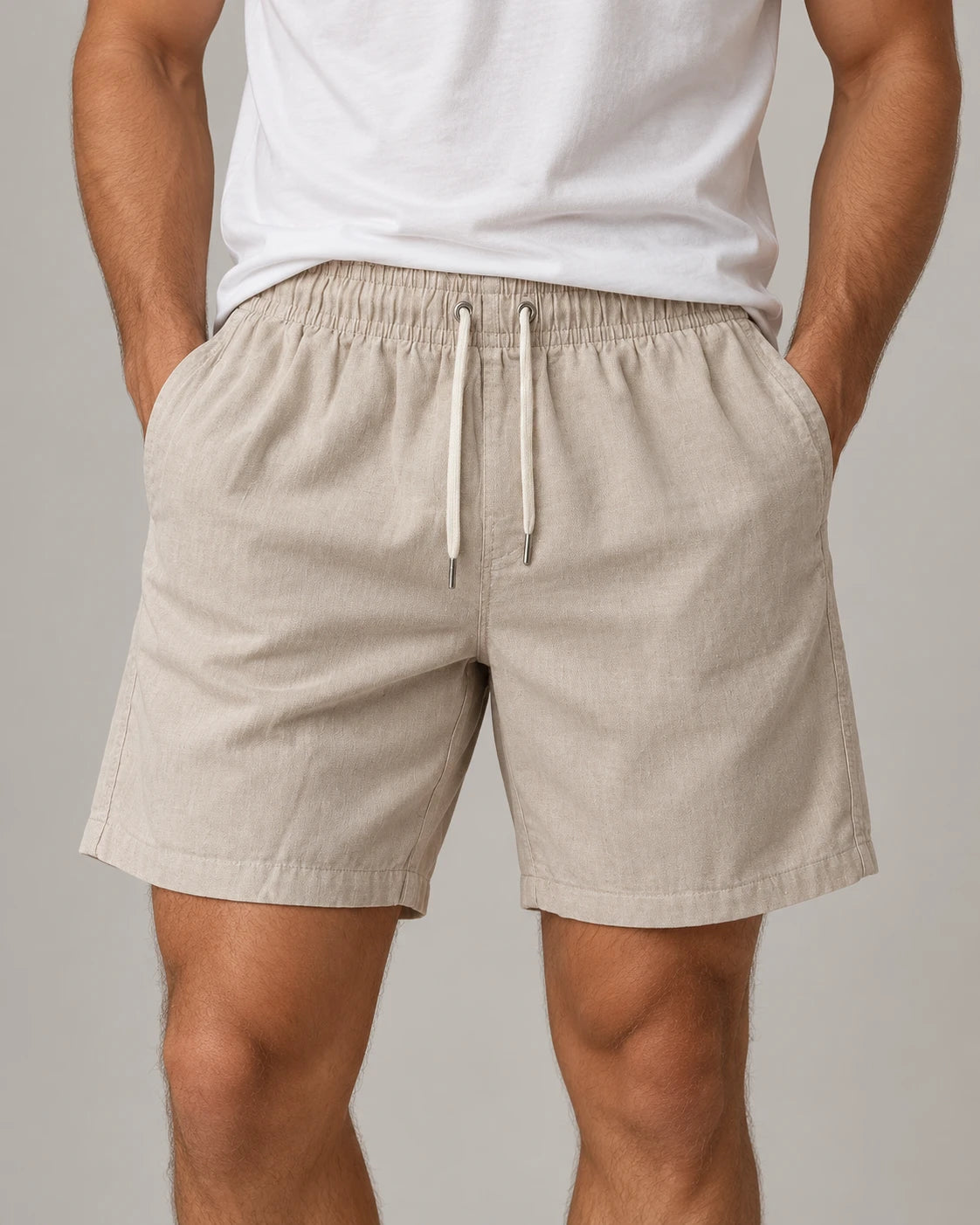 Short de linho masculino Overbeach off-white cru, vestido de frente com camiseta branca