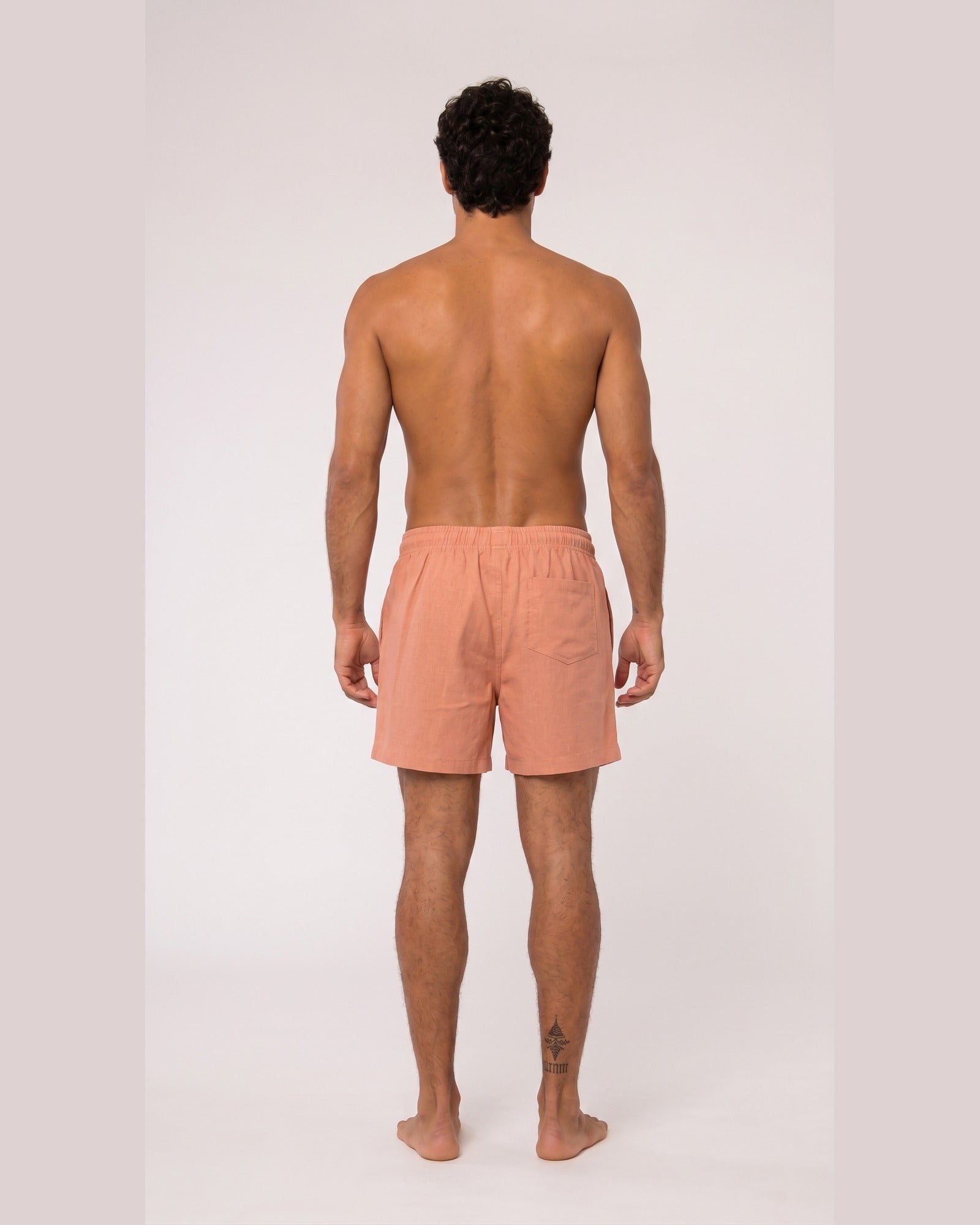 Short de linho masculino Overbeach terracota visto de costas, com bolso chapado traseiro